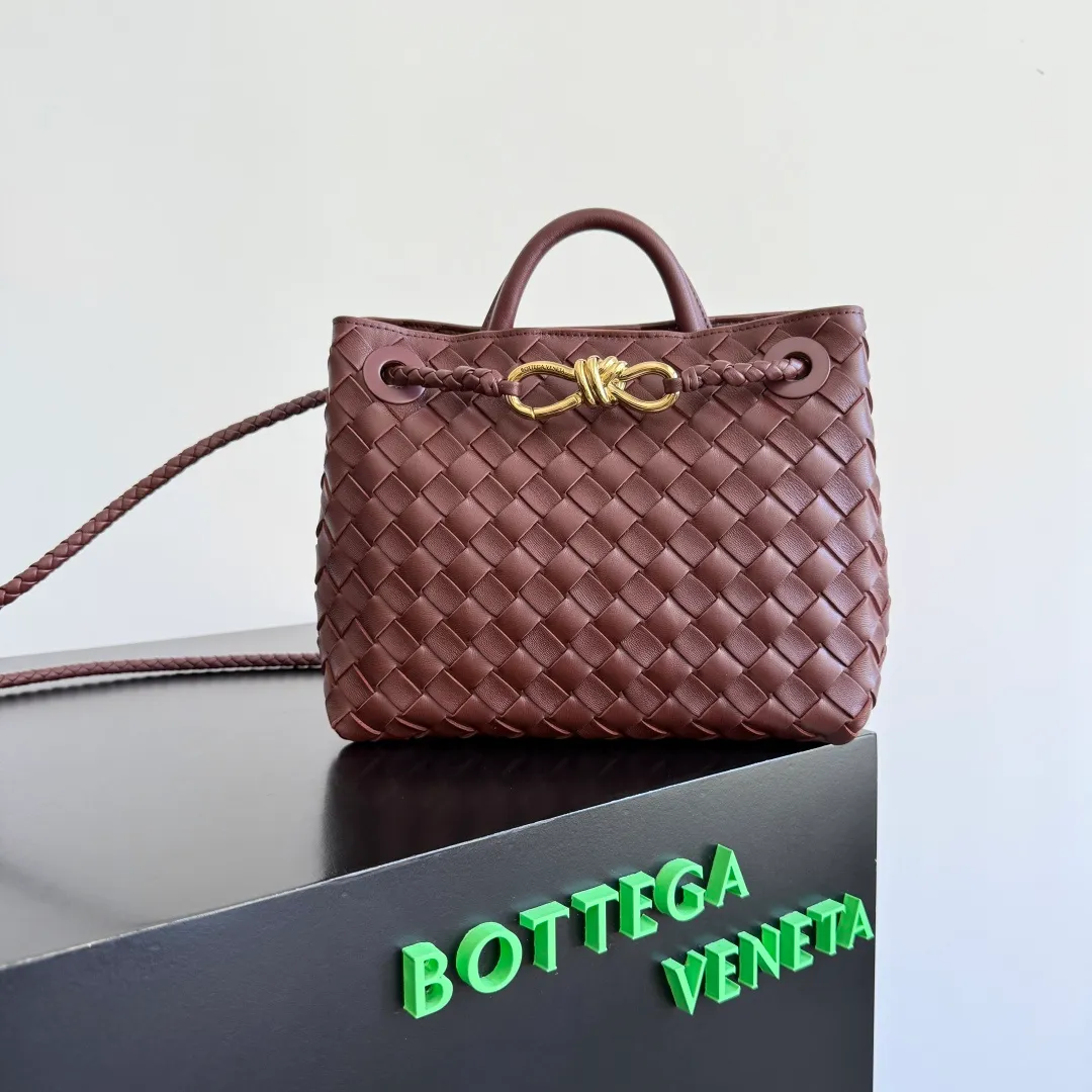The 2023 new Andiamo batch of 1860 BV has been shipped‼ ️Really popular🔥The new Andiamo woven handbag launched by Bottega Veneta this season is really popular all over the world! ! Celebrities at home and abroad have worn it, and Oscar-winning actress Michelle Yeoh has taken it out on the street. Song Jia, Trai Yara, Yu Feihong, Sanji Ayaka, Rosie Hunting-Whiteley, Yoshioka Riho, etc. have all picked up this bag. It is classic and versatile, showing off its temperament, and the bag capacity is also large, which is very convenient for daily commuting! ! A variety of carrying methods, the shoulder straps can be adjusted by yourself, the original lambskin feels soft and delicate, and the unisex style breaks gender boundaries and brings a more practical and longer-lasting use experience. Andiamo, which has both elegant and casual styles, perfectly interprets the true appearance of "fashionable old money style". Style number: 743568 Size: 25*22*10.5cm